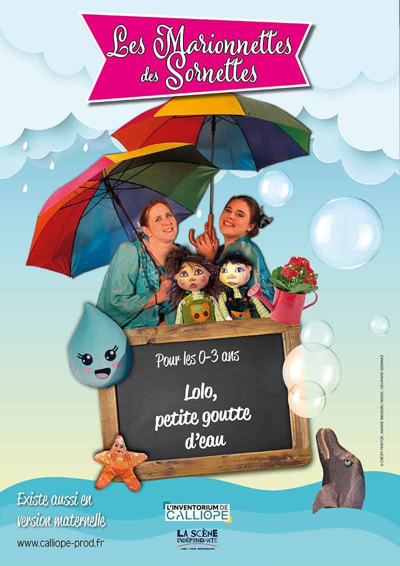 deux comédiennes et des marionettes dans un décors au dessus de l'eau